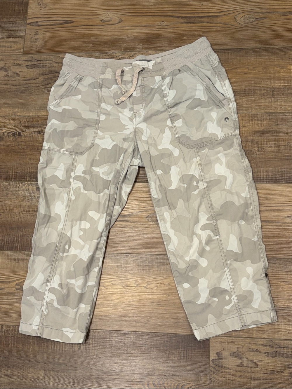 Natural Reflections Light Camo Cargo Capris Size 6 Green Beige Tan